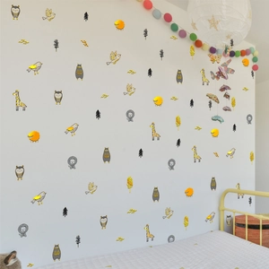Stickers muraux enfant avec hiboux, lions et girafes dans des tons jaunes et gris