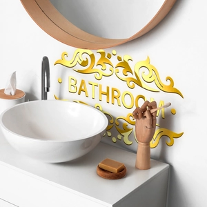 Dettagli macro dell'adesivo murale dorato per bagno con effetto specchio e decoro