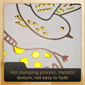 Détail macro du sticker oiseau doré avec marquage à chaud et texture métallique de qualité