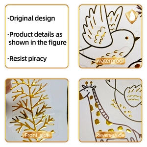 Détail macro d'autocollants imperméables en feuille d'or avec motifs d'oiseaux métalliques