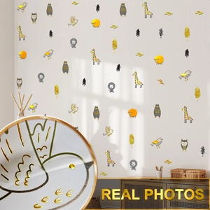 Détail de stickers muraux animaux avec gaufrage doré pour chambre d'enfant