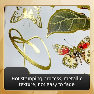 Vue macro détaillée de stickers muraux papillons dorés avec marquage à chaud
