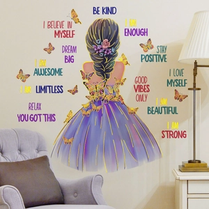 Détail d'un sticker mural motivant avec une fille en robe violette et des papillons jaunes