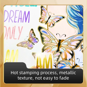 Détail d'un autocollant mural montrant la texture dorée et le design d'un papillon