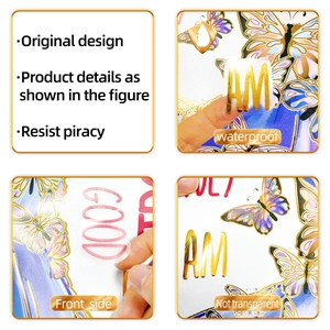 Détail de stickers muraux dorés métallisés imperméables avec lettrage et silhouette