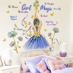 Détail de l'autocollant mural fille en robe étoilée avec fleurs et papillons bleus