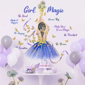 Détail de stickers muraux silhouette de fille avec papillons dorés et citations