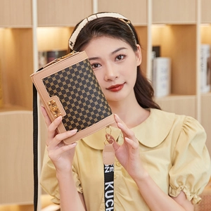 Petit sac carré marron imprimé avec fermoir doré et large bandoulière lettrée femme