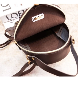 Detailansicht der runden braunen Ledertasche mit Innenfutter und Reißverschluss