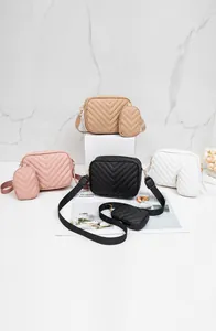 Détail de sacs bandoulière matelassés en V avec mini pochettes en plusieurs coloris