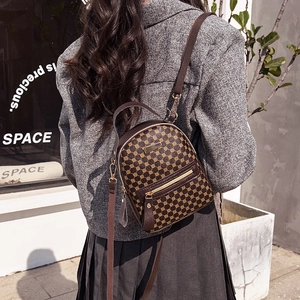 Brauner bedruckter Mini-Rucksack mit geometrischem Muster und Tragegriff am Model