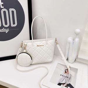 Borsa tote trapuntata bianca con scritte dorate, portamonete rotondo e tracolla rimovibile