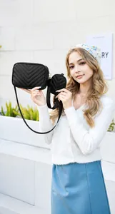 Détail du sac caméra noir mat avec surpiqûres en V et bandoulière réglable