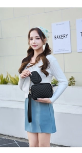 Détail du sac caméra noir à surpiqûres chevron avec large bandoulière