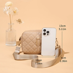 Dettaglio borsa a tracolla trapuntata beige con misure 18x13x6cm e chiusura oro