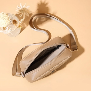 Borsa a tracolla trapuntata beige kaki con dettagli dorati e tracolla larga