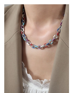 Detail einer bunten Emaille-Gliederkette mit silbernen Ringen an einem Model