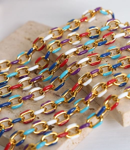 Nahaufnahme der goldenen Gliederkette mit bunter Emaille in Rot, Blau und Violett