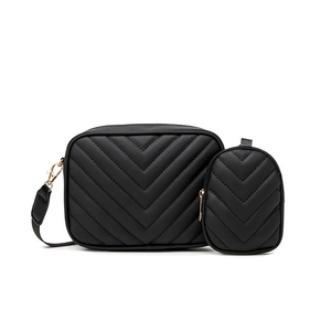Set borsa a tracolla trapuntata nera con portamonete abbinato e fibbie dorate