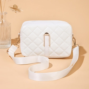 Borsa a tracolla trapuntata bianca con hardware dorato e tracolla larga, stile elegante
