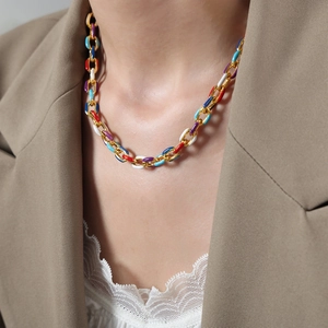 Farbenfrohe Emaille-Gliederkette in Gold-Optik mit lebendigen Akzenten im Dopamin-Stil