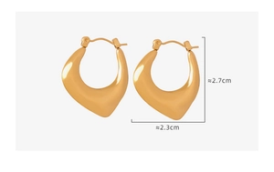 Detailed view of chunky U-shaped gold earrings with physical size markers of 2.7cm height