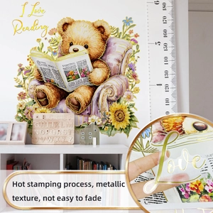 Detail van de beer muursticker met goudfolie I Love Reading tekst en groeimeter voor kids