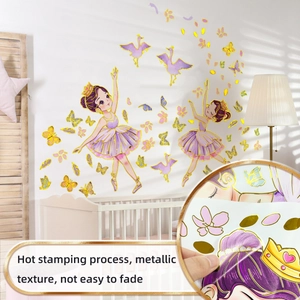 Détail du sticker mural avec ballerine violette et papillons à effet de dorure à chaud