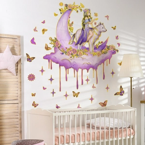 Sticker mural fille sur la lune avec papillons violets et étoiles dorées pour chambre d'enfant