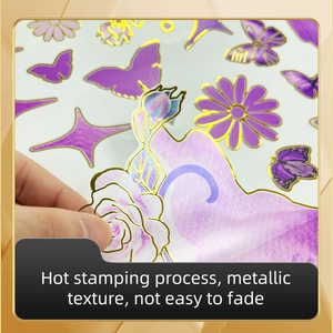 Détails de stickers muraux violets avec dorure métallique et motifs de papillons
