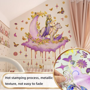 Détail de la dorure à chaud sur l'autocollant mural fille et loup pour chambre d'enfant