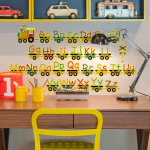Kleurrijke trein muurstickers met 26 letters voor decoratie van de kinderkamer muur