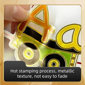 Macro-opname van alfabetstickers met goudfolie en metallic textuur voor wanddecoratie
