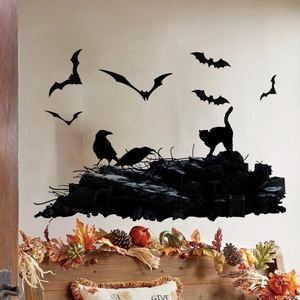Λεπτομέρεια από αυτοκόλλητα τοίχου Halloween με μαύρες νυχτερίδες και κοράκια στον τοίχο