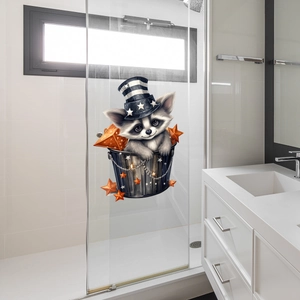 Cartoon Waschbär Fensteraufkleber auf einer Duschglastür in einem modernen Badezimmer