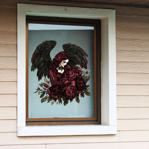 Detaillierter gotischer Engel-Fensteraufkleber mit schwarzen Flügeln und Pfingstrosen