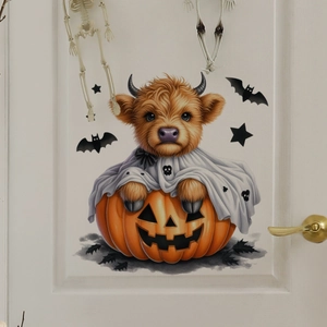 Λεπτομέρεια αυτοκόλλητου Halloween με αγελάδα Highland φάντασμα σε λευκή πόρτα με νυχτερίδες
