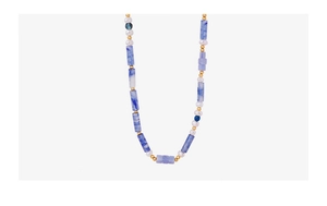 Détail d'un collier bohème avec perles de marbre bleu, perles et intercalaires dorés