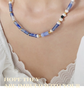 Détail du collier de perles d'eau douce et calcédoine bleue sur le cou d'un mannequin