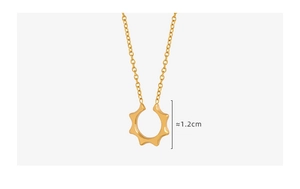 Détail du pendentif octogonal soleil de 1,2 cm sur une chaîne en acier plaqué or chic