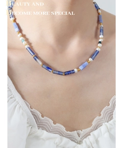 Détail d'un collier artisanal pour femme avec pierres bleues naturelles et perles blanches