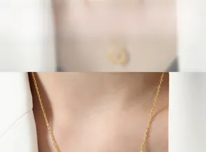 Gros plan d'un collier avec pendentif octogonal doré minimaliste sur un mannequin