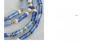 Vue détaillée de perles de marbre bleu et perles d'eau douce sur collier en acier titane