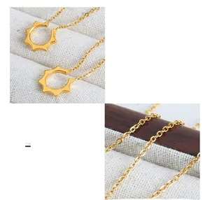 Vue macro du pendentif géométrique en U en acier titane plaqué or 18 carats et chaîne