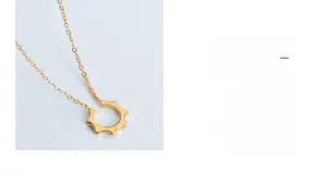Détail du collier à pendentif géométrique en U en titane plaqué or 18k avec texture rayonnante
