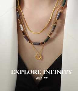 Vue détaillée du collier doré à trois rangs avec chaîne serpent et perles mixtes