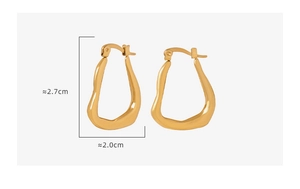 Detailansicht goldene unregelmäßige Wellenohrringe mit Maßen 2,7 cm mal 2,0 cm