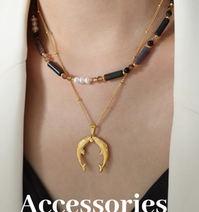 Détail du collier étagé en acier titane avec perles d'eau douce et pierres colorées