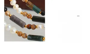 Vue détaillée du collier bohème en pierre naturelle avec perles et cristaux colorés