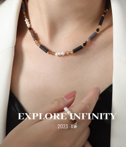 Détail du collier bohème en perles et cristaux avec bague assortie pour femme